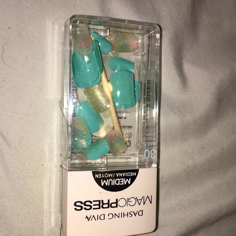 Press on nails